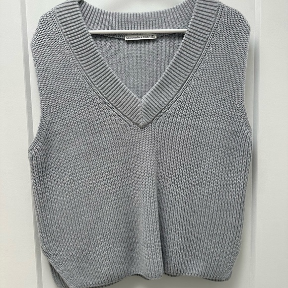 Abercrombie & Fitch Light Gray Knit Sweater Vest - Picture 2 of 7